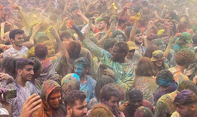 Elazığ'daki 'Color Fest' renkli görüntüler oluşturdu