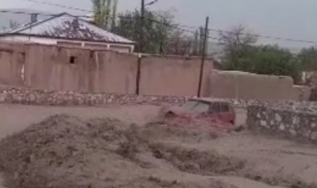 Elbistan'da sağanak sele neden oldu