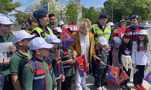 Emel Sayın yayalar için güvenli trafik etkinliğine katıldı