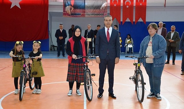 Emet&#039;te 5 milyon sayfa kitap okuyan öğrencilere ödülü