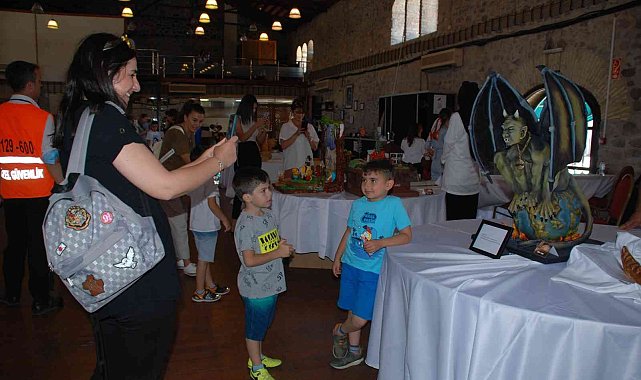 En tatlı festival: Çikolata ve pastadan dev heykeller
