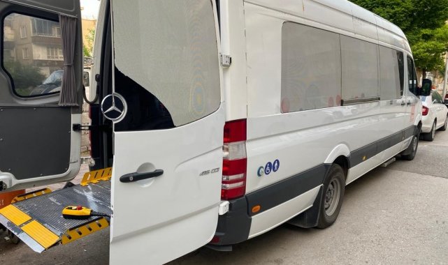 Engelli anne, oğlunun nikah ve düğününe belediyenin asansörlü aracıyla götürüldü