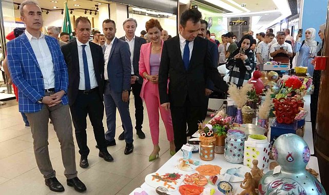 Engelli çocuklar el sanatları sergisinde doyasıya eğlendi