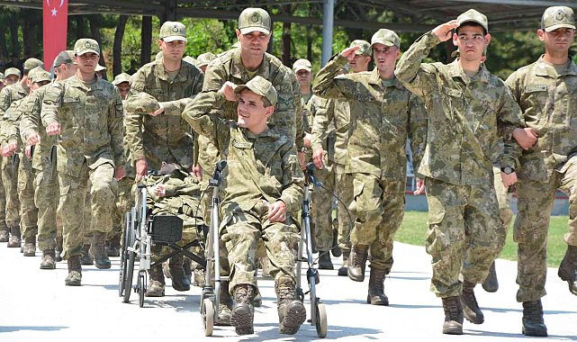 Engelli gençler çakı gibi asker oldu