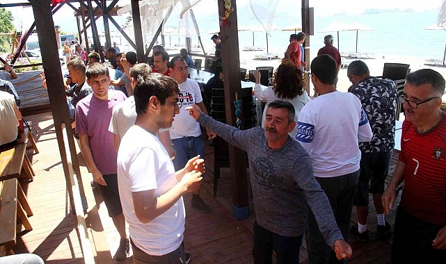 Engelliler deniz kenarında gönüllerince eğlendi