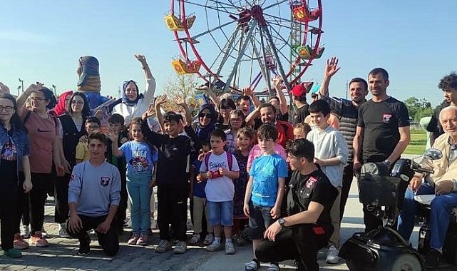 Engelliler düzenlenen etkinlikte luna parkta gönüllerince eğlendi