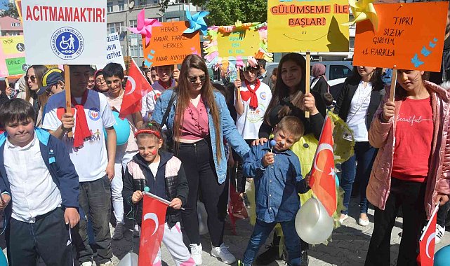 Engelliler farkındalık için yürüdü