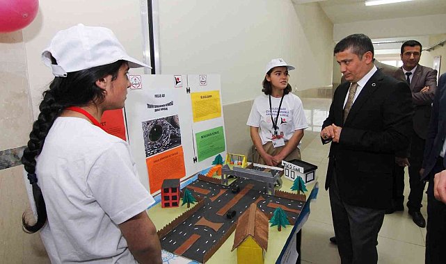 Erciş'te bilim fuarı sergisi açıldı