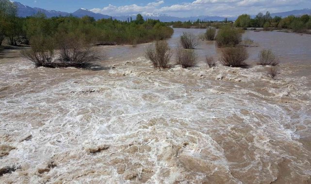 Eriyen kar suları Doğu'daki nehirlerin debisini yükseltti