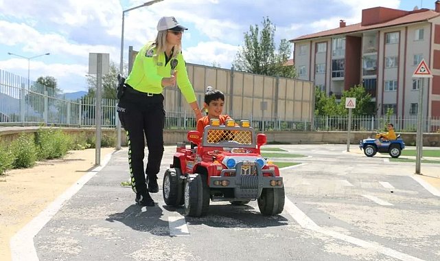 Erzincan'da minik öğrenciler trafik dedektifi oldu