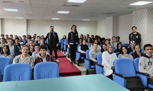 Erzincan'da öğrencilere suçtan korunma yöntemleri anlatılıyor