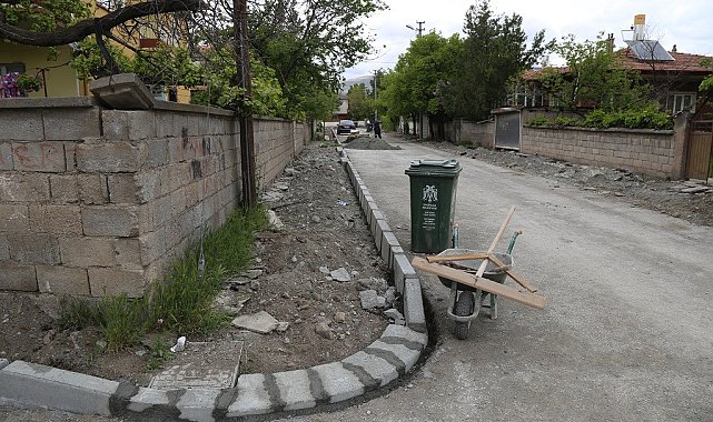 Erzincan'da zamanla bozulan kaldırımlar yenileniyor