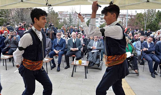 Erzurum'da özel bireyler tarafından uçurtmalar gökyüzüne bırakıldı