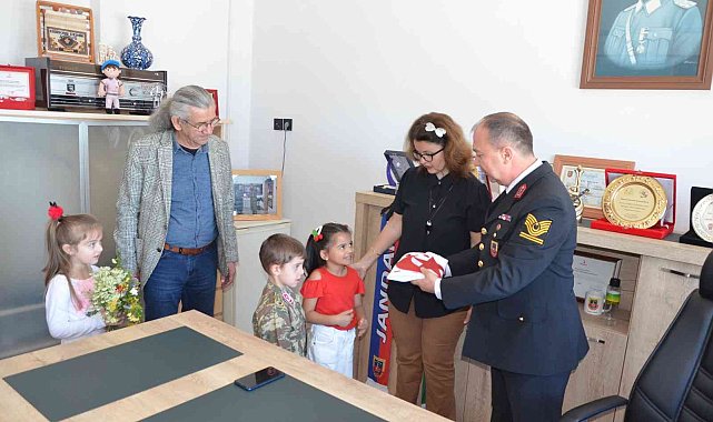 Esenköy'de anaokulu öğrencilerinden askere Türk bayrağı hediyesi