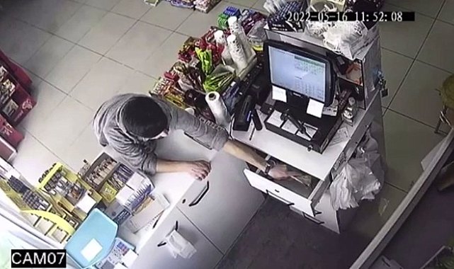 Esenler'de marketten 5 bin lira çalan hırsız kamerada