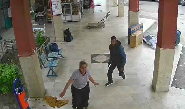 Eşine ve öz kardeşine kurşun yağdırdığı anlar güvenlik kamerasına yansıdı