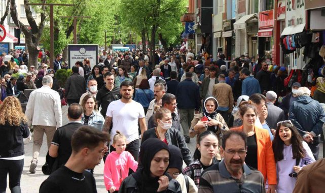Eskişehir'de 'iğne atsan yere düşmez' dedirten arife günü kalabalığı