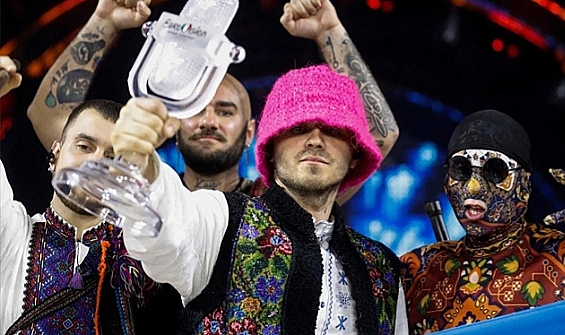 Eurovision şampiyonu 'Kalush Orkestra'  grubu kupalarını ülkeleri için sattı