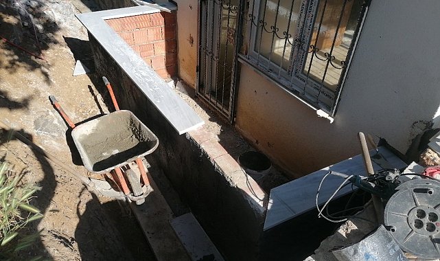 Evine balkon yapmak isterken düşerek yaralandı