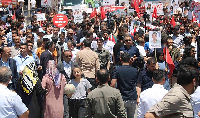 Evlat nöbetinin 1000'inci gününde 10 bin kişiyle yürüyüş