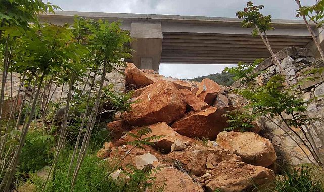 Evlerinin üzerinde dev kayalar var, korku içinde yaşıyorlar