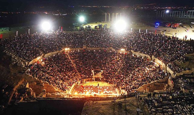 Ezgiler 2 bin yıllık antik tiyatroda 1690 yıl sonra yeniden yankılandı