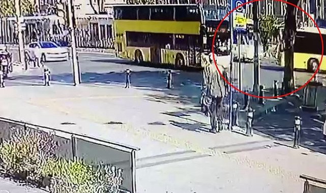 Fatih'te tramvay ile İETT otobüsün çarpıştığı kaza anı kamerada