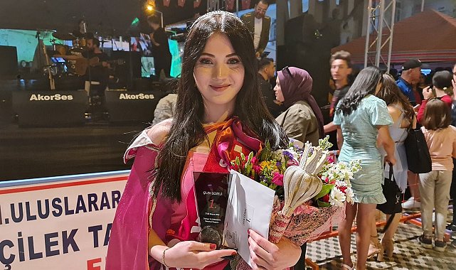 Festivalin çilek güzeli İzmir'den