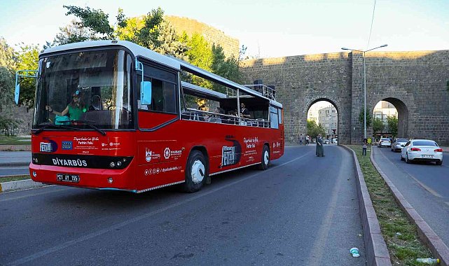 Fetih coşkusu gezici otobüsle Diyarbakır sokaklarında