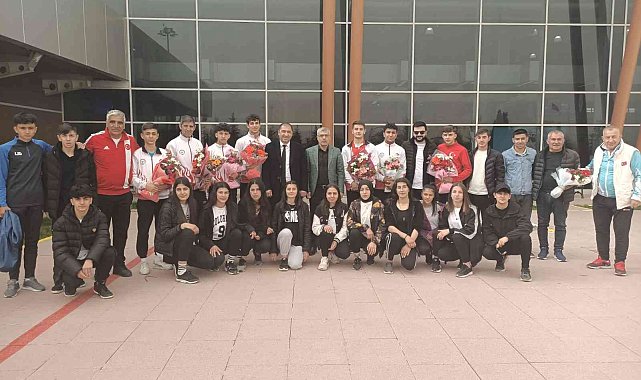 Fransa fatihleri çiçeklerle karşılandı