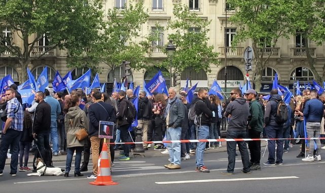 Fransa'da polislerden "cinayetten" yargılanan meslektaşlarına destek gösterisi