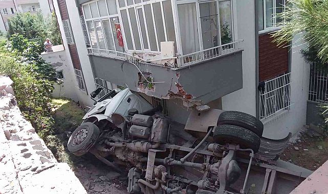 Freni boşalan su tankeri apartmanın bahçesine düştü