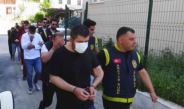 Fuhuş operasyonunda 13 şüpheli yakalandı