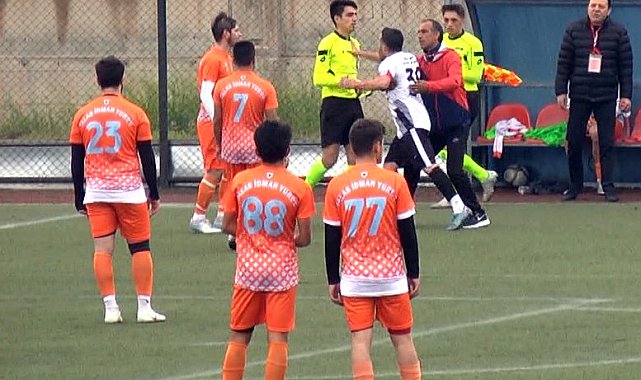 Futbolcu hakeme saldırdı maç tatil edildi