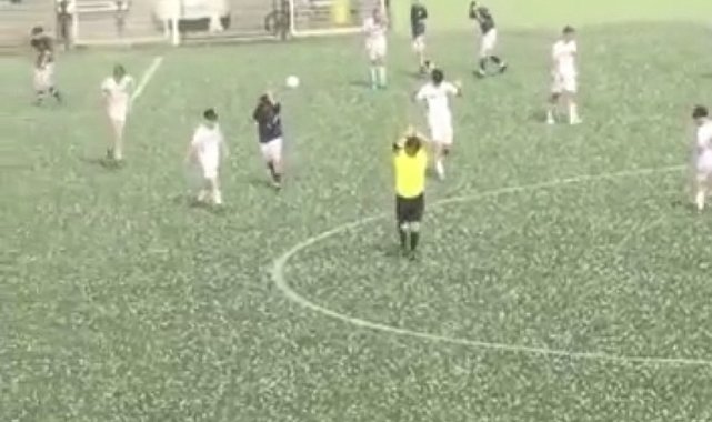 Futbolcular doluya böyle yakalandı...Bursa&#039;da maçı durduran dolu