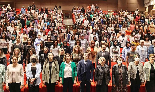 GAÜN'de 'Dünya Ebeler Günü' sempozyumu düzenlendi