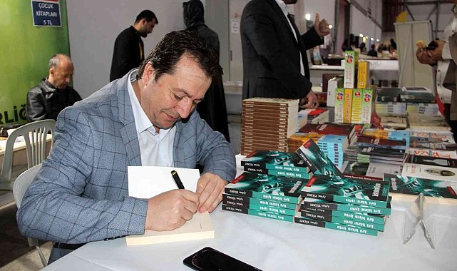 Gazeteci-Yazar Ayhan Türkez kitabını imzaladı