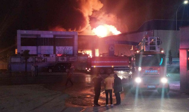 Gaziantep'te geri dönüşüm fabrikasında büyük yangın