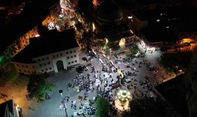 Gece bayram alışverişi çılgınlığı havadan görüntülendi