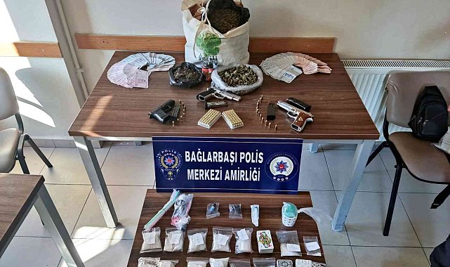 Gece bekçileri gizli bölmeyle kamufle olan zehir tacirlerini yakaladı