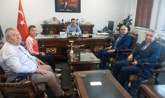 Gediz Kaymakamı Hakan Alkan Balkan Şampiyonu Sıla Ata'yı misafir etti