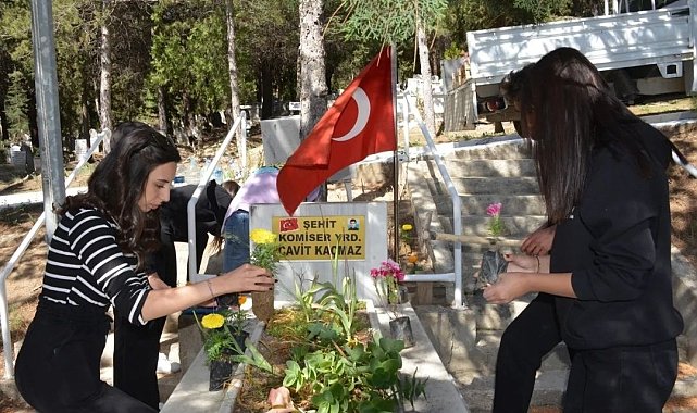 Gediz Sağlık Hizmetleri MYO'da, "Mezarlıklarımızı çiçeklendiriyoruz" isimli proje