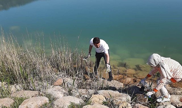Gediz'de doğa dostu öğrencilerden çevre temizliği