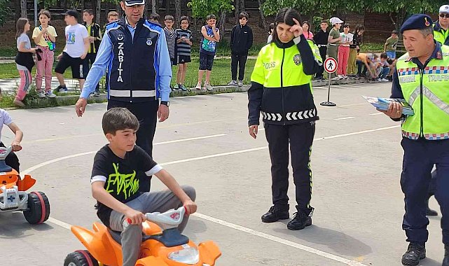 Gediz&#039;de öğrencilere uygulamalı trafik eğitimi