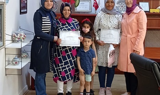 Gediz'de okuma yazma kursunu tamamlayan yabancı uyruklu kursiyerler sertifikalarını aldı