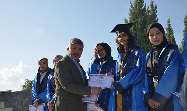 Gediz&#039;de yüksekokullarda mezuniyet heyecanı