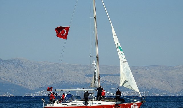 Gelecek için Hopa'dan yelken açan tekne Çeşme'de karşılandı