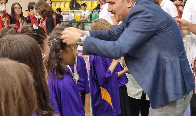 Geleneksel Çocuk Oyunları ödül töreni Edremit Kaymakamı Ahmet Odabaş'ın katılımıyla gerçekleştirildi