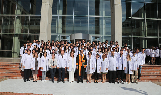 Genç eczacı adayları önlüklerini giydiler