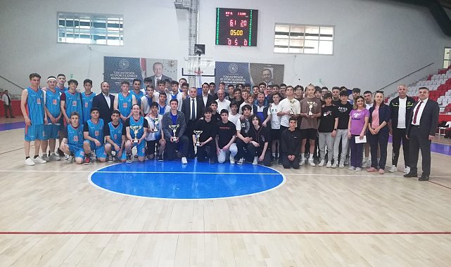 Genç Erkekler Futsal ve Basketbol şampiyonaları kupalarını aldı